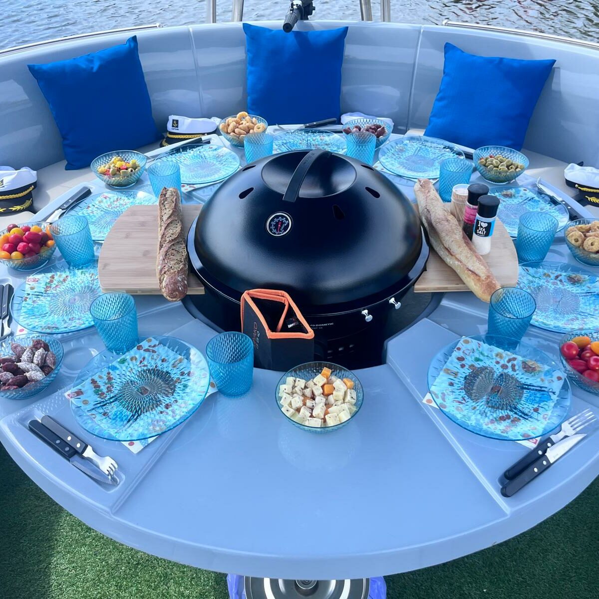 Bateau plancha pour groupe d'amis sur le canal de l'ourcq