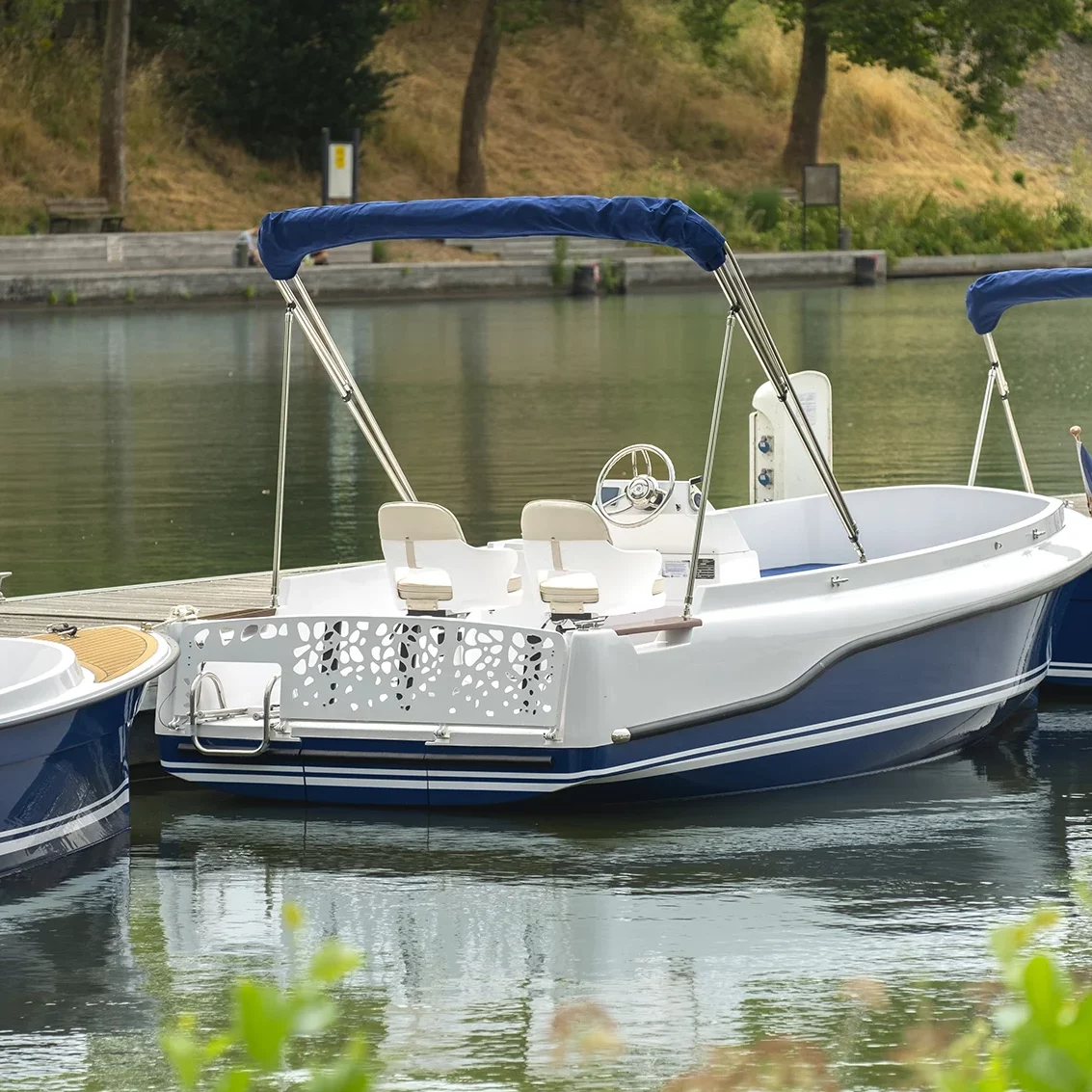 Bateau de plaisance sur le bassin de la Villette