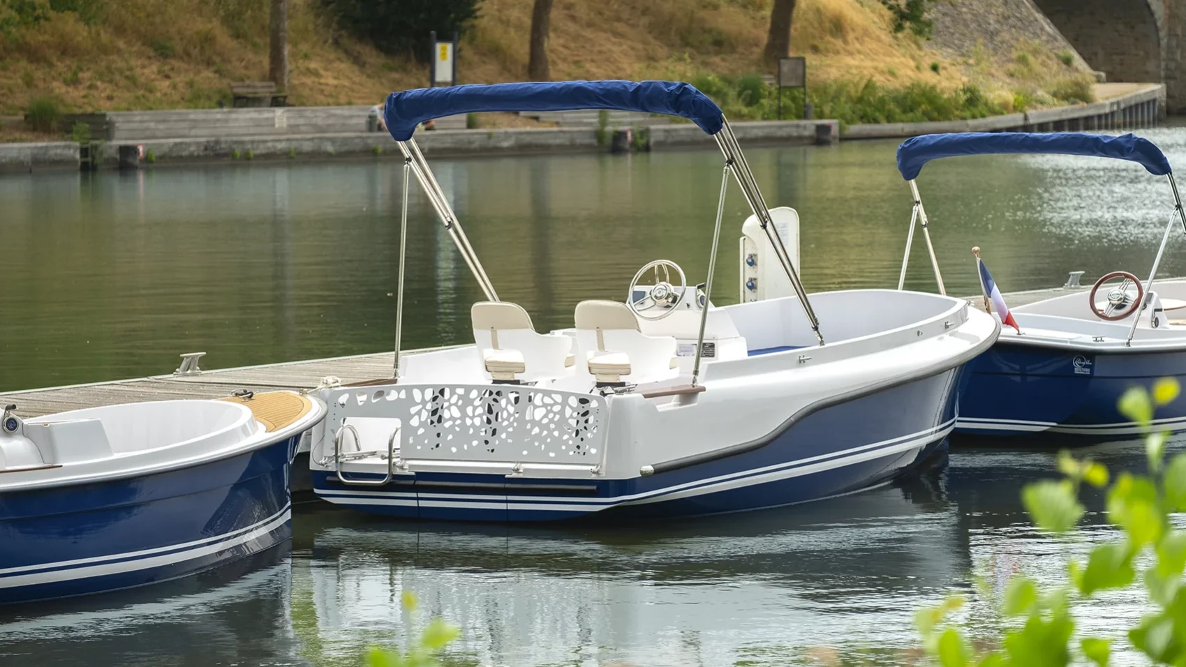 Bateau de plaisance sur le bassin de la Villette