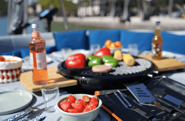 Réserver un bateau plancha paris sur la Seine | AKWA - reserver bateau plancha paris
